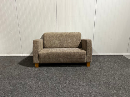 Tvåsitsig soffa i brun ton