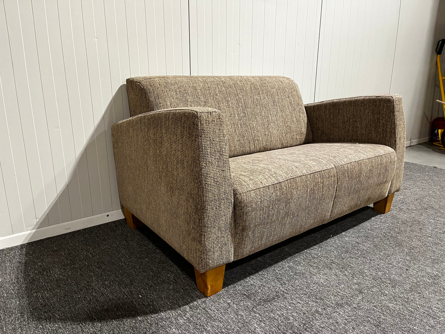 Tvåsitsig soffa i brun ton