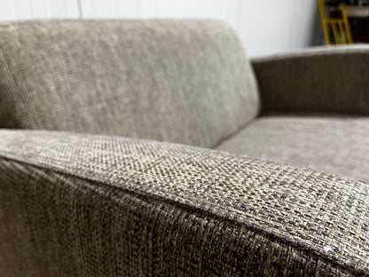 Tvåsitsig soffa i brun ton