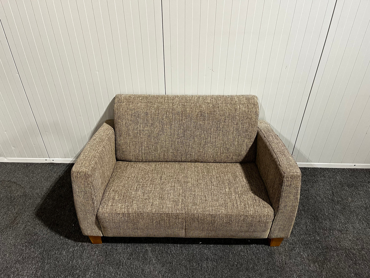 Tvåsitsig soffa i brun ton