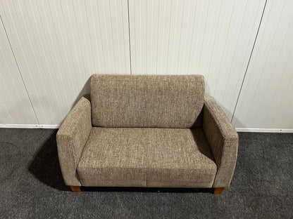 Tvåsitsig soffa i brun ton