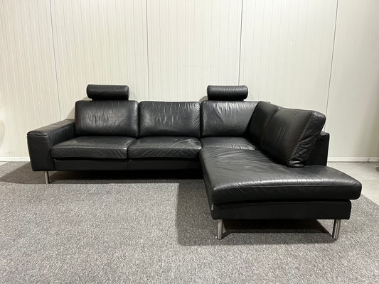 Svart lädersoffa med divan från Furninova