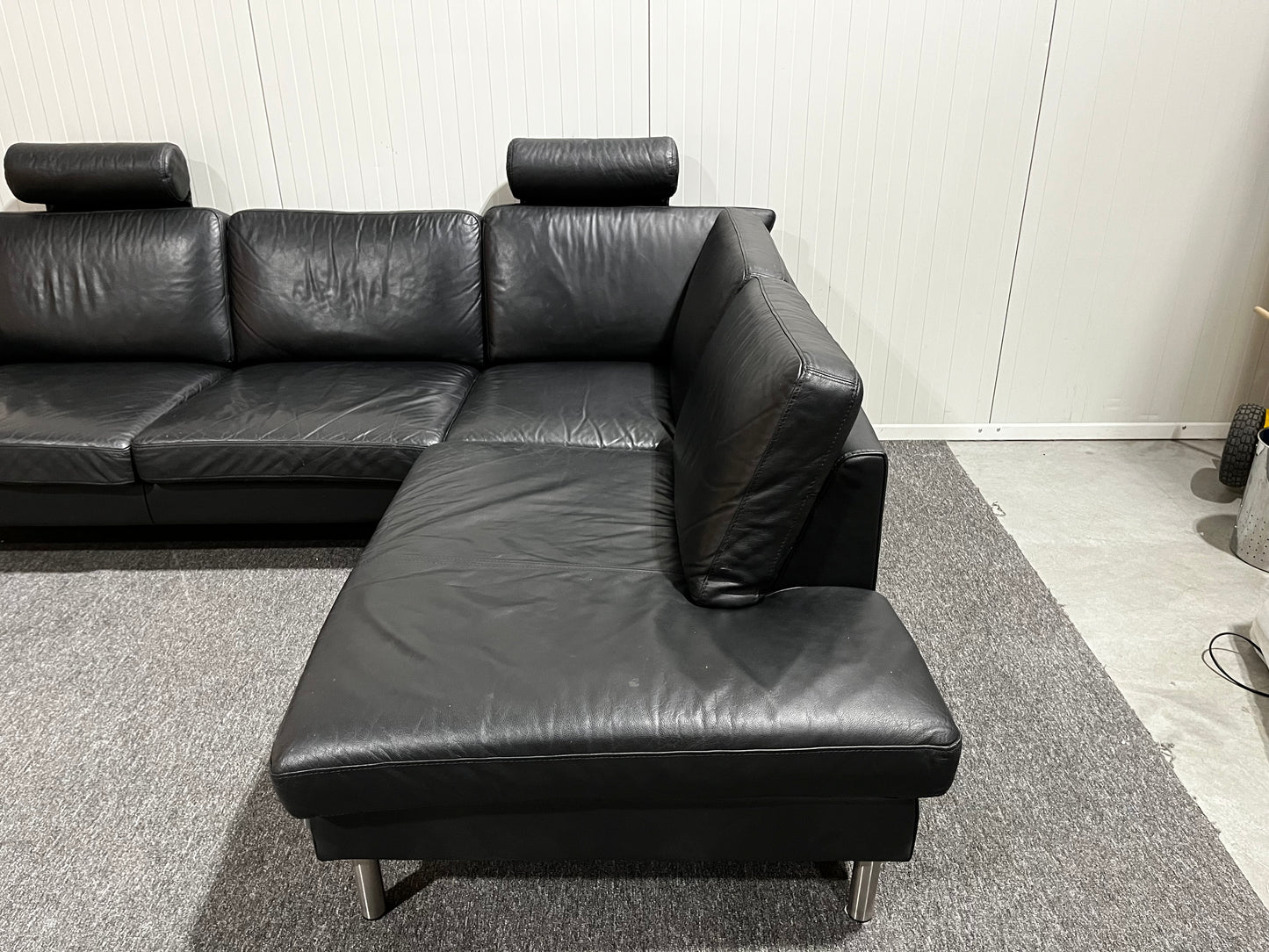 Svart lädersoffa med divan från Furninova