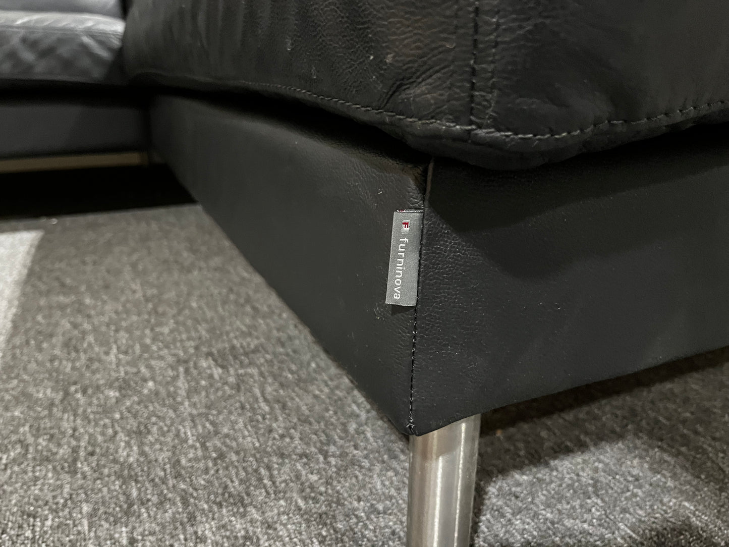Svart lädersoffa med divan från Furninova