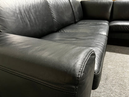 Svart lädersoffa med divan från Furninova