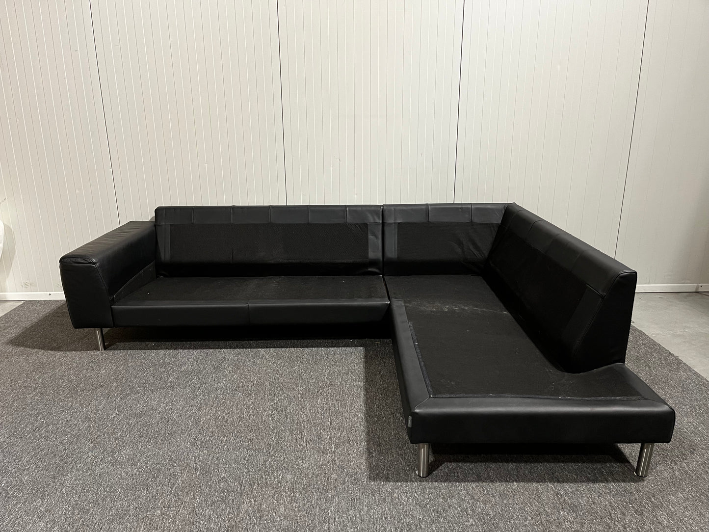 Svart lädersoffa med divan från Furninova