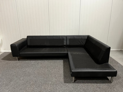 Svart lädersoffa med divan från Furninova