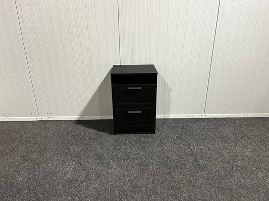 Svart byrå med två lådor