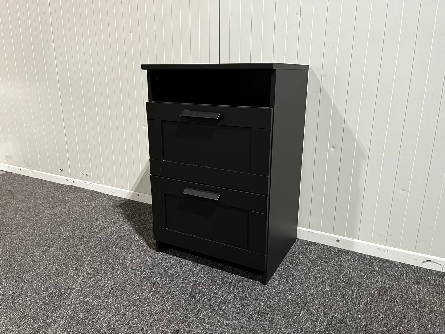 Svart byrå med två lådor
