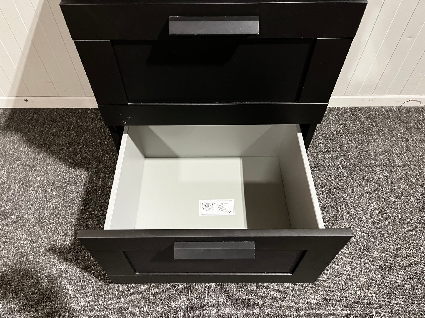 Svart byrå med två lådor