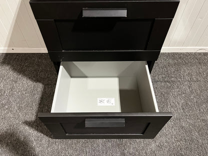 Svart byrå med två lådor