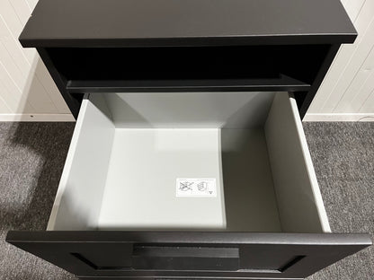 Svart byrå med två lådor