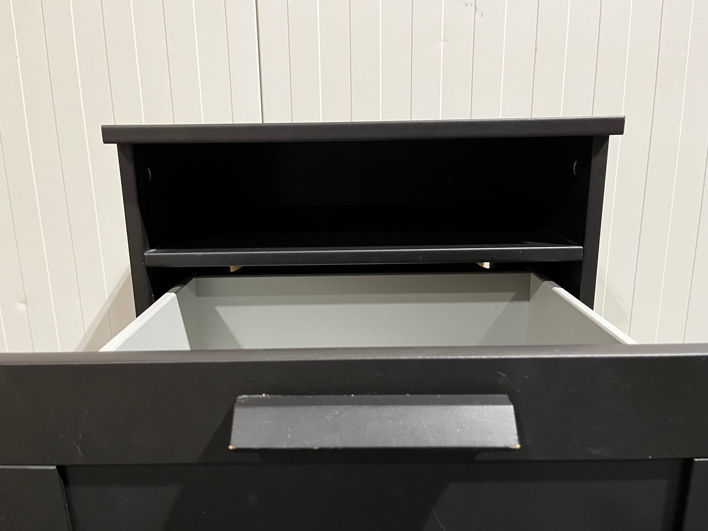 Svart byrå med två lådor