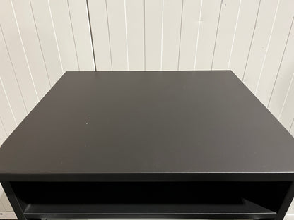 Svart byrå med två lådor