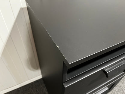 Svart byrå med två lådor