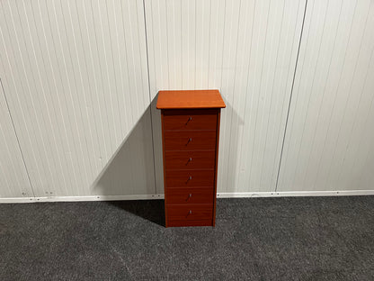 Brun byrå med lådor