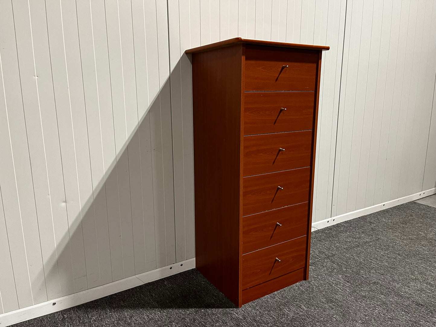 Brun byrå med lådor