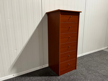 Brun byrå med lådor