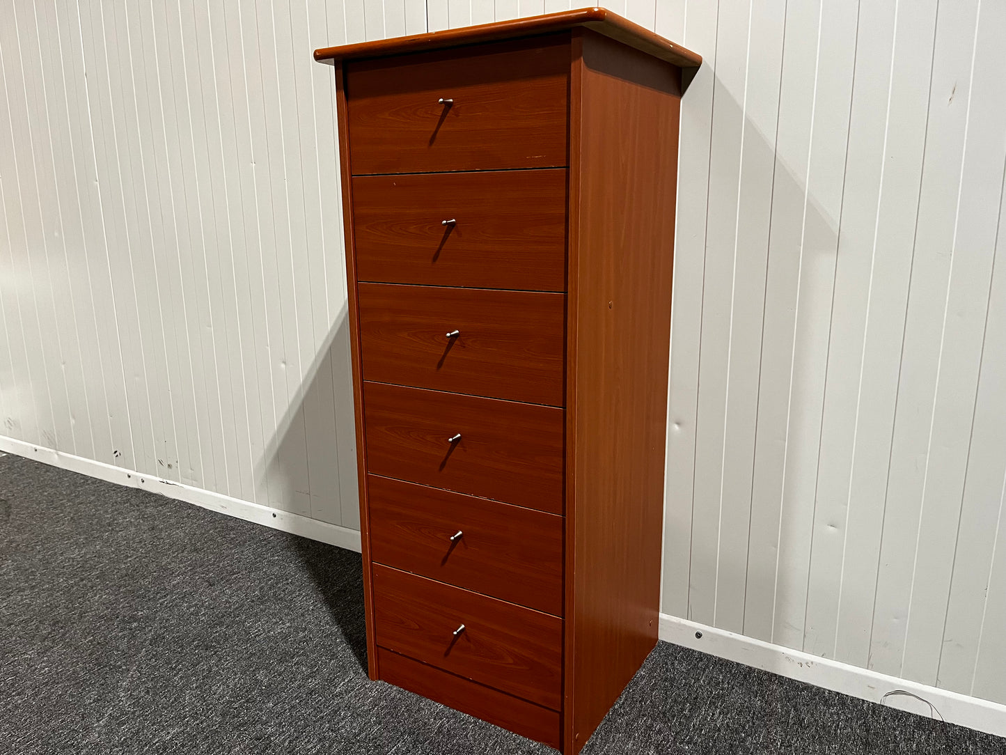 Brun byrå med lådor