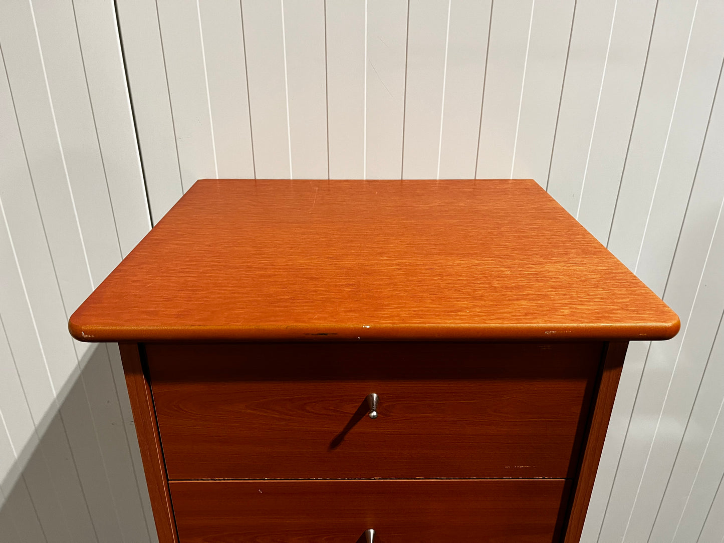 Brun byrå med lådor