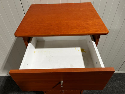 Brun byrå med lådor