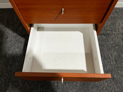 Brun byrå med lådor