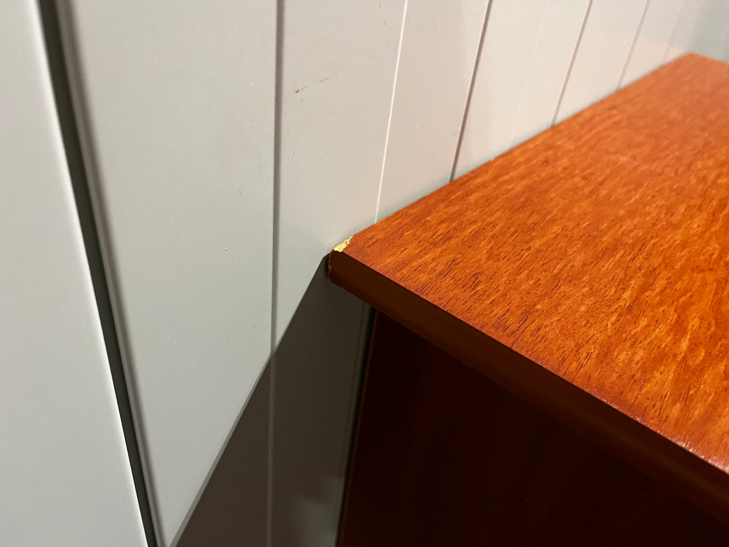 Brun byrå med lådor