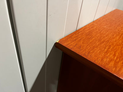 Brun byrå med lådor