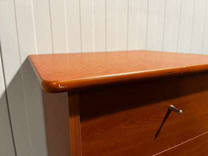 Brun byrå med lådor