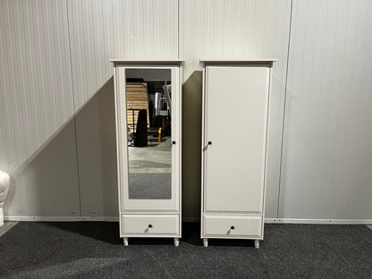 Två vita garderober varav en med spegel