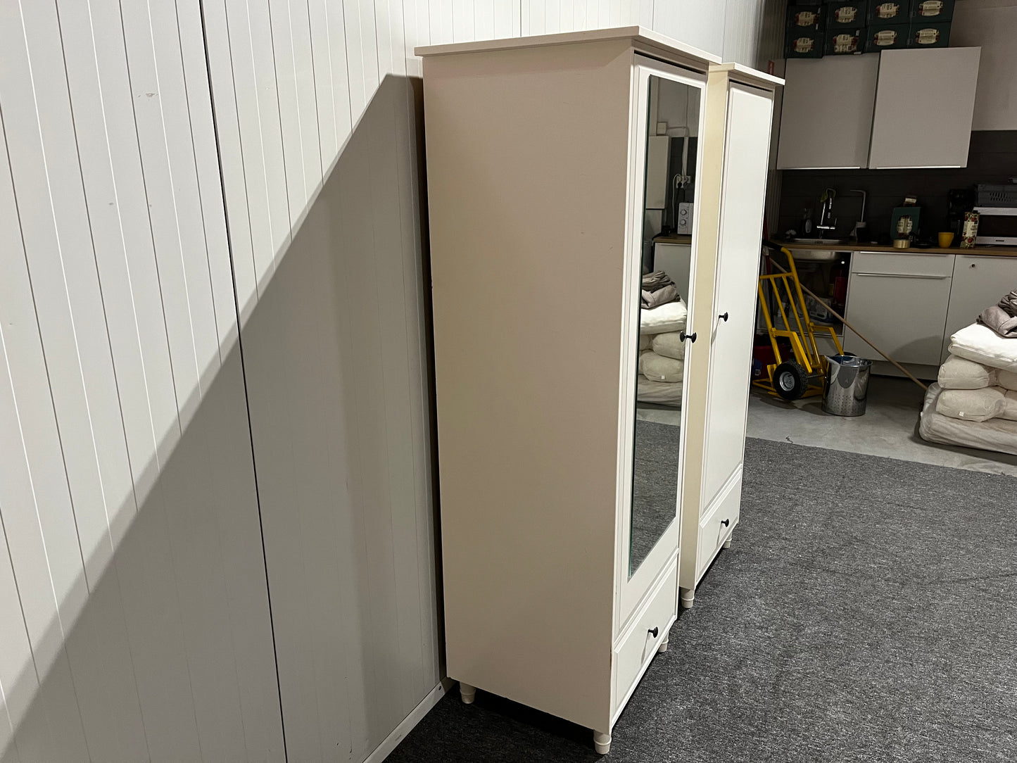 Två vita garderober varav en med spegel