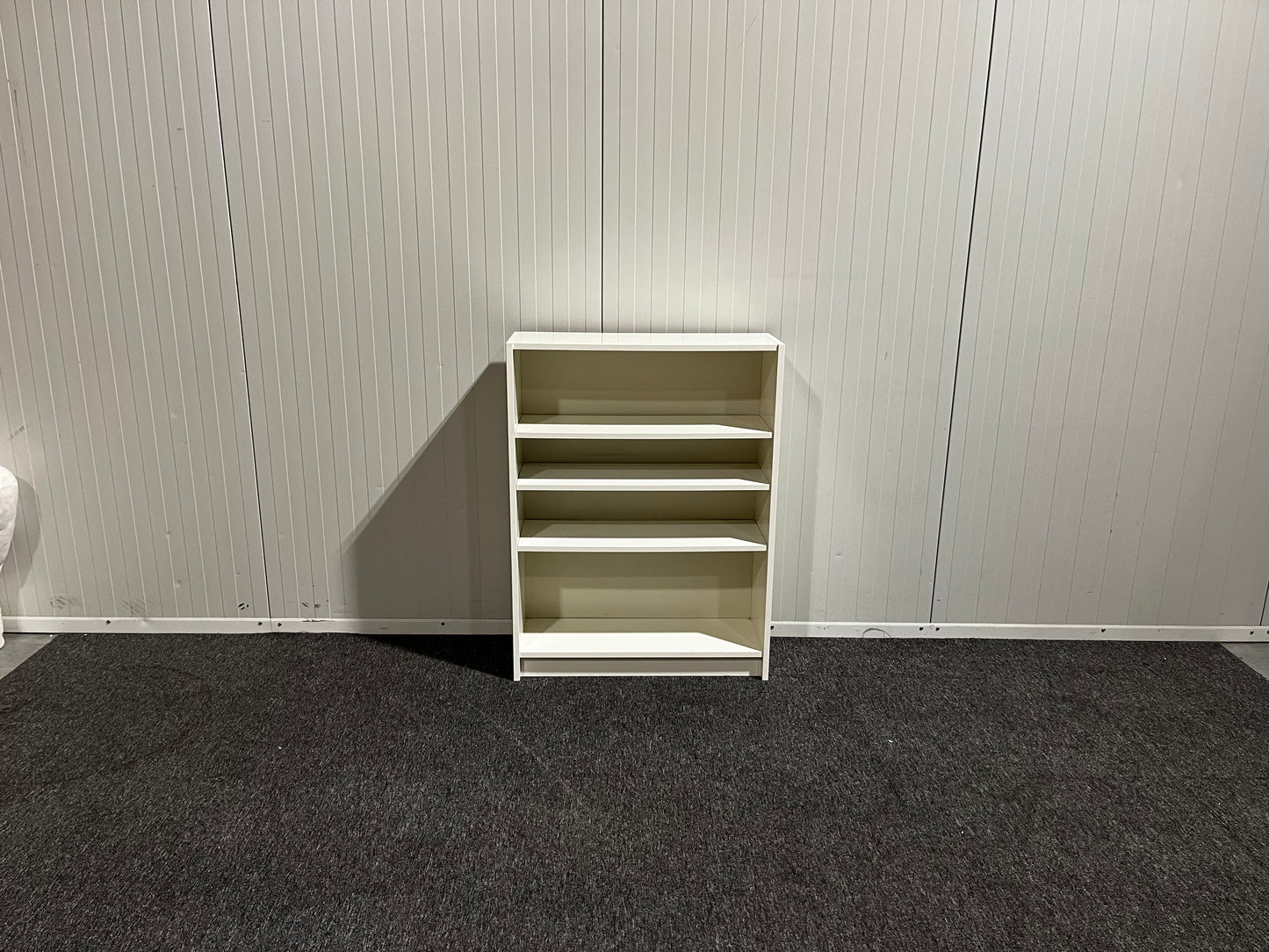 Vit hylla med generös förvaring