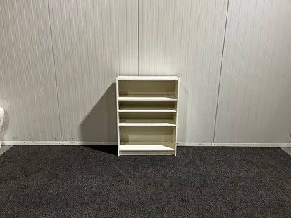 Vit hylla med generös förvaring