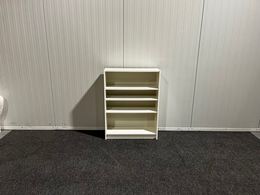 Vit hylla med generös förvaring