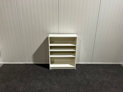 Vit hylla med generös förvaring