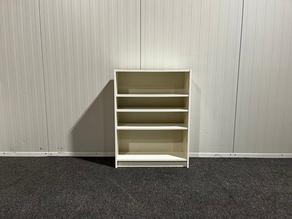 Vit hylla med generös förvaring