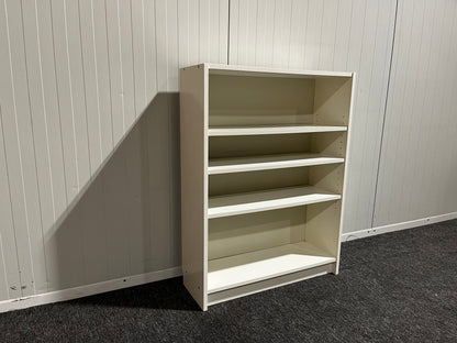 Vit hylla med generös förvaring