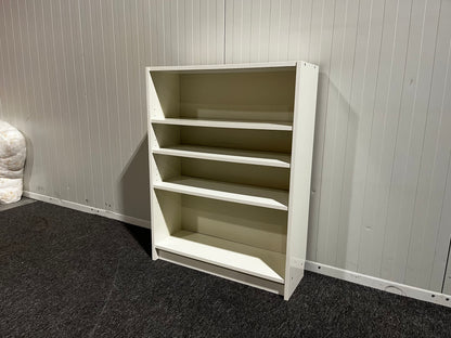 Vit hylla med generös förvaring