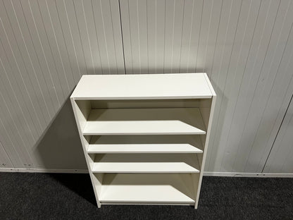 Vit hylla med generös förvaring