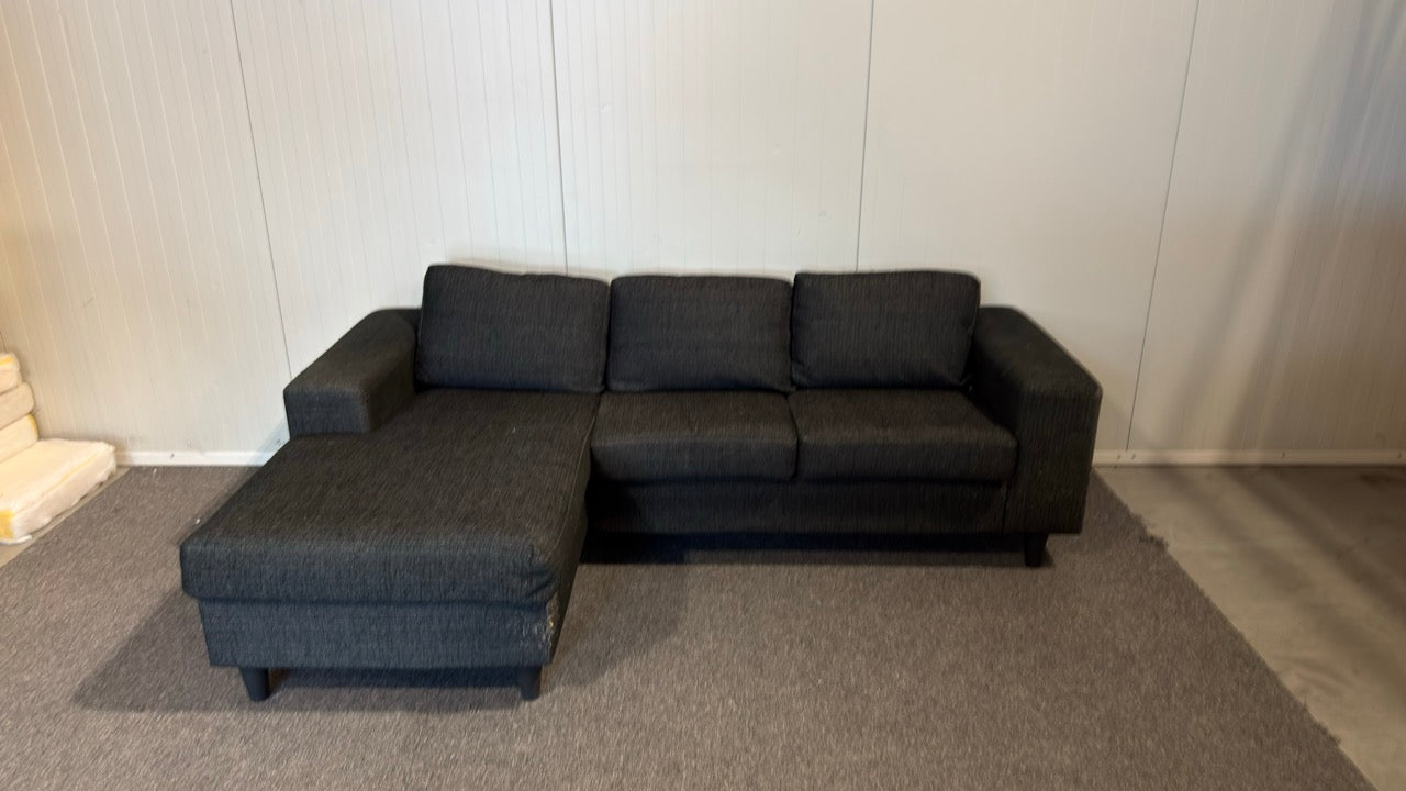 Begagnad svart soffa med divan - Perfekt för det moderna vardagsrummet