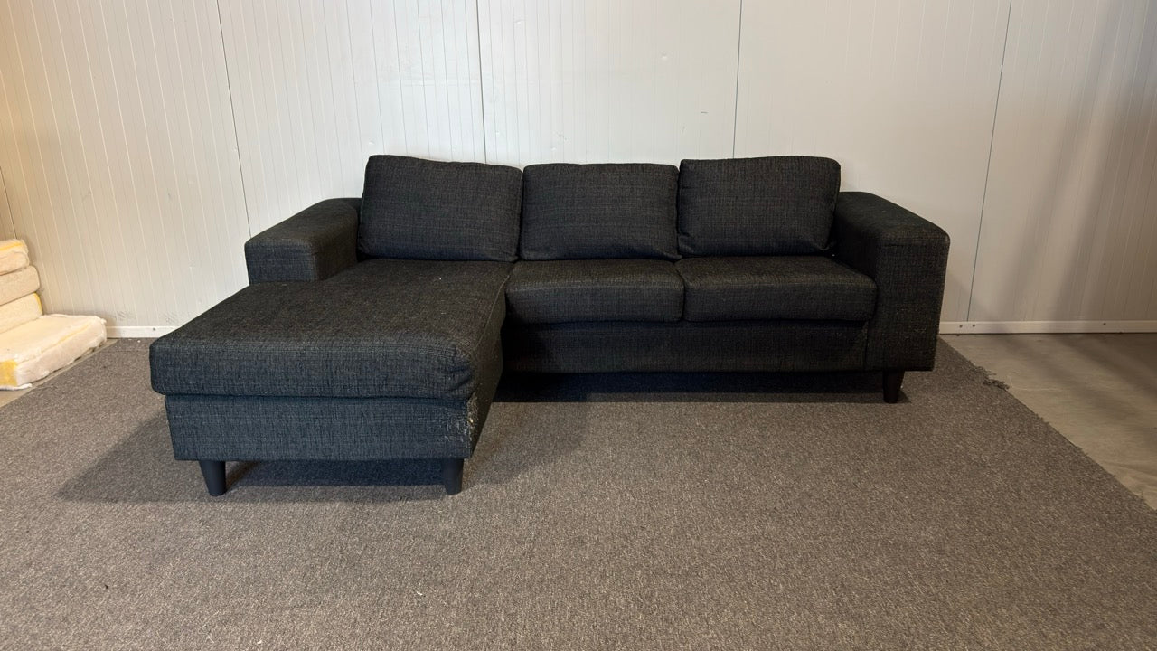 Begagnad svart soffa med divan - Perfekt för det moderna vardagsrummet