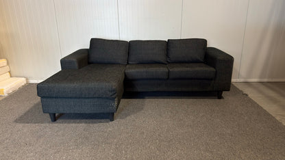 Begagnad svart soffa med divan - Perfekt för det moderna vardagsrummet