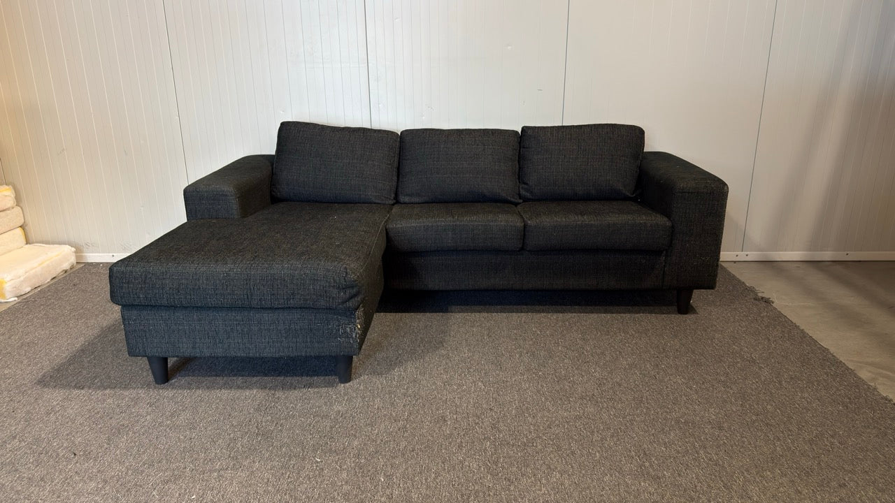 Begagnad svart soffa med divan - Perfekt för det moderna vardagsrummet
