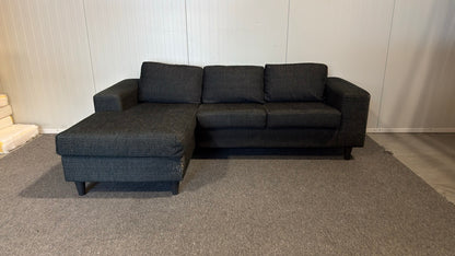 Begagnad svart soffa med divan - Perfekt för det moderna vardagsrummet