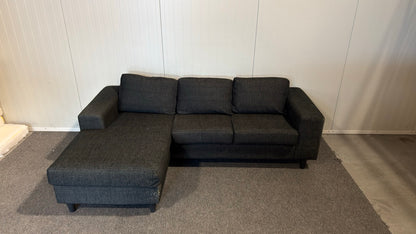 Begagnad svart soffa med divan - Perfekt för det moderna vardagsrummet