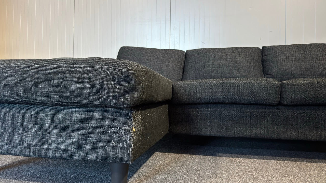 Begagnad svart soffa med divan - Perfekt för det moderna vardagsrummet