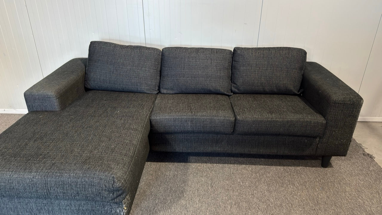 Begagnad svart soffa med divan - Perfekt för det moderna vardagsrummet