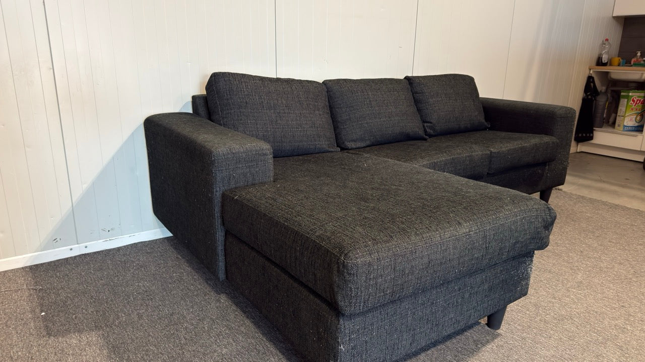 Begagnad svart soffa med divan - Perfekt för det moderna vardagsrummet