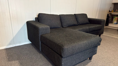 Begagnad svart soffa med divan - Perfekt för det moderna vardagsrummet