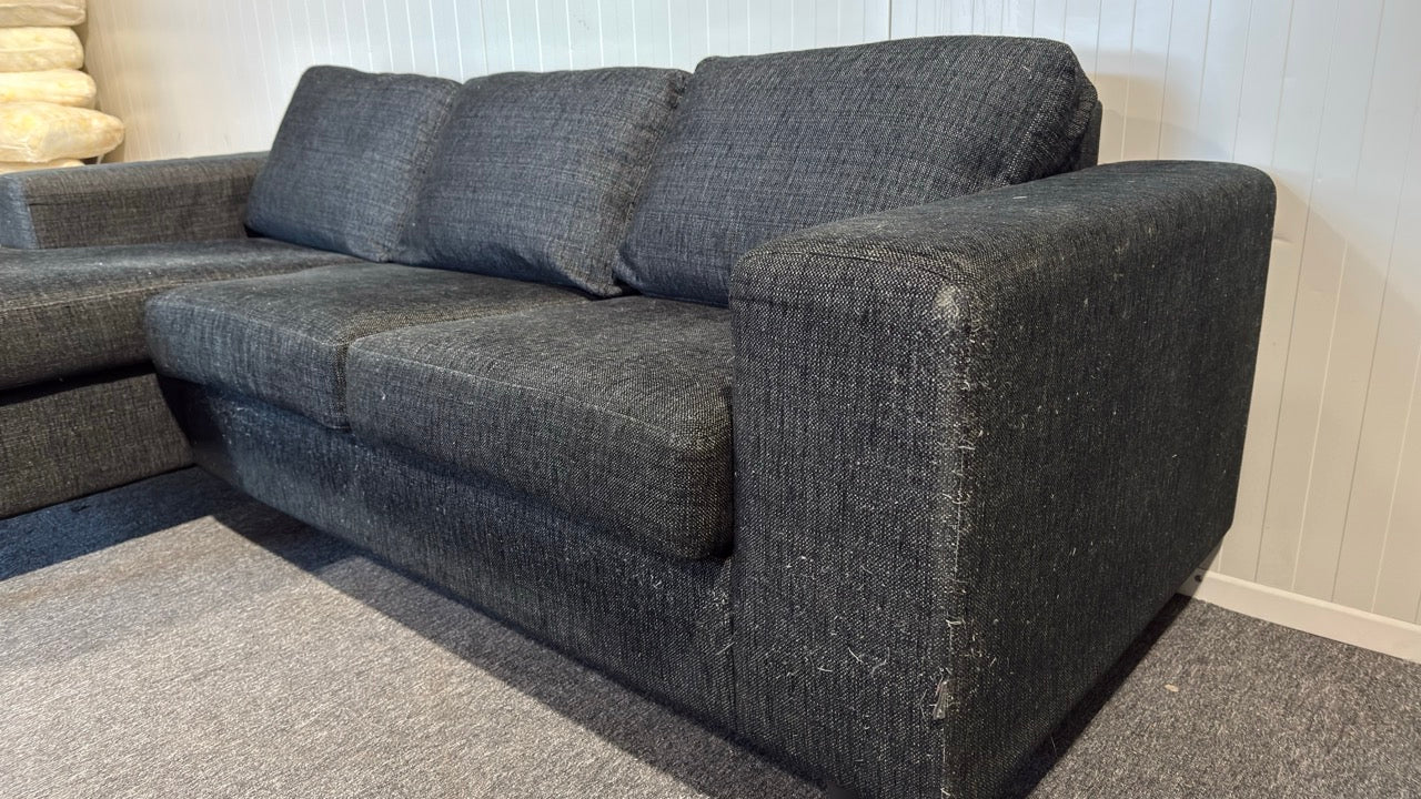 Begagnad svart soffa med divan - Perfekt för det moderna vardagsrummet